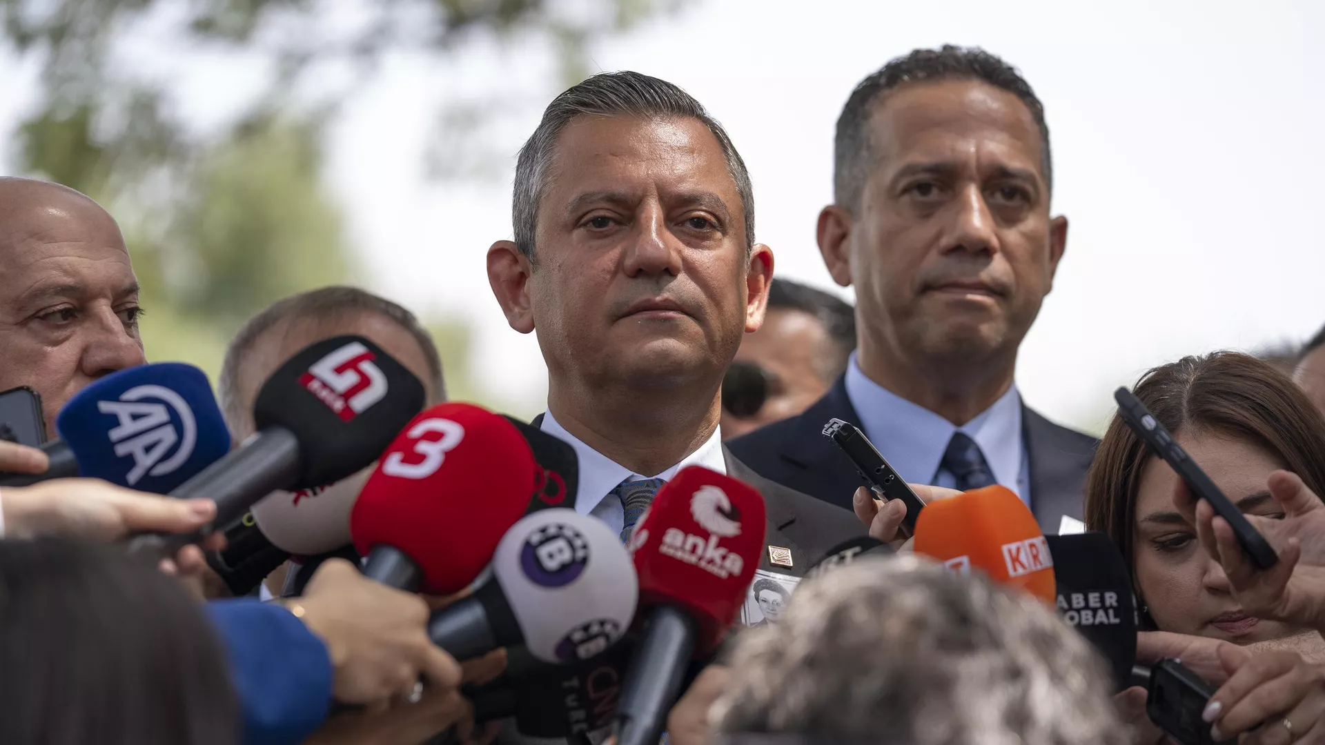 Özgür Özel’in ayağı kırıldı