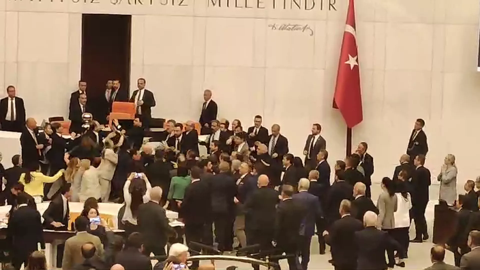 TBMM’de Can Atalay oturumunda yumruklar konuştu