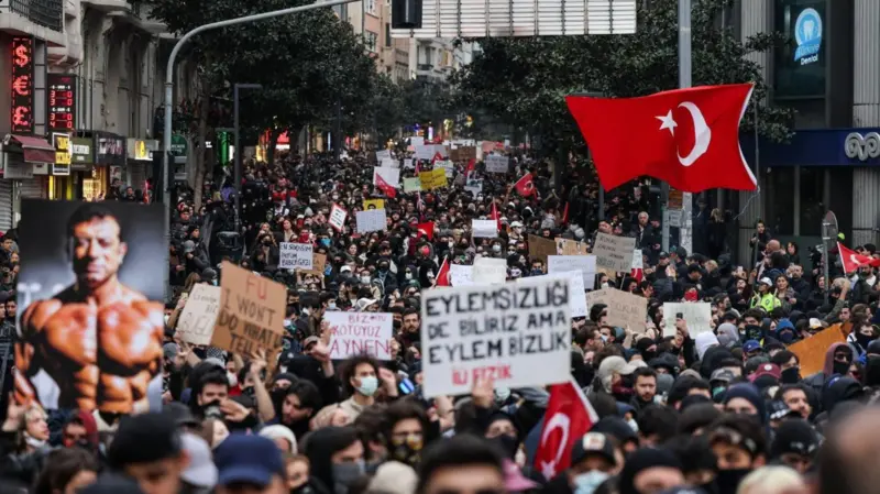İstanbul’da binlerce öğrenci yürüdü: ‘Hiçbir partiyi desteklemiyoruz, özgürlük ve adalet istiyoruz’