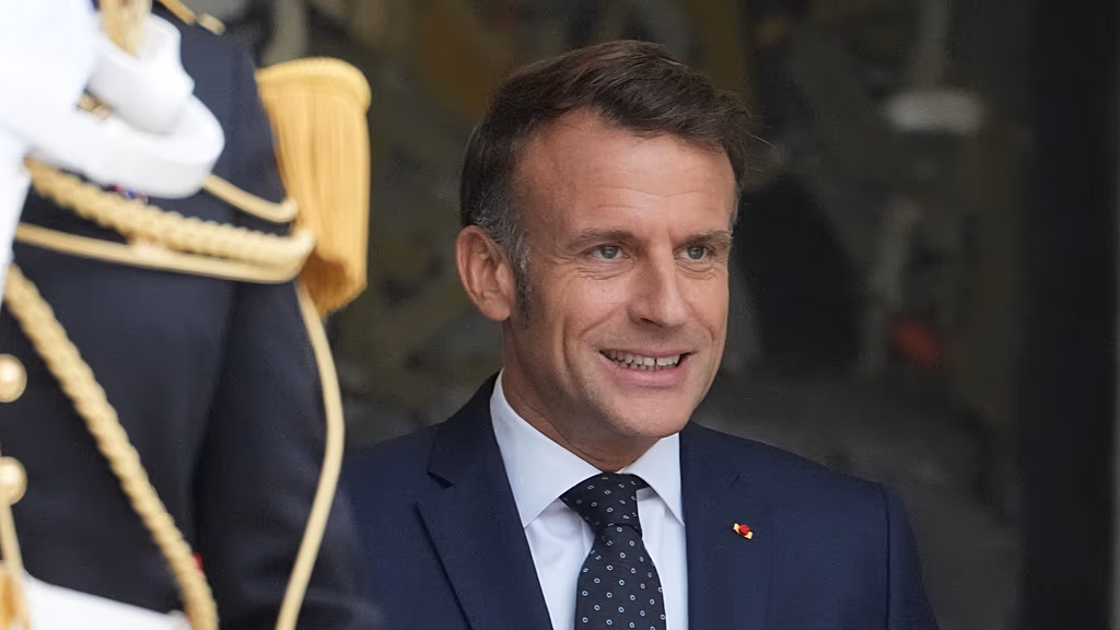 Macron, istifa eden başbakanı yeniden atadı