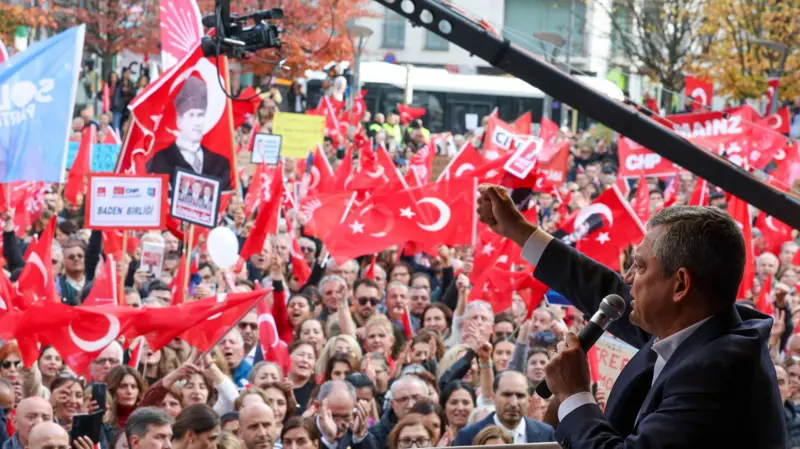 CHP, ilk yurt dışı mitingini Brüksel’de yaptı: ‘Türkiye’deki darbeye susanları not ediyoruz’