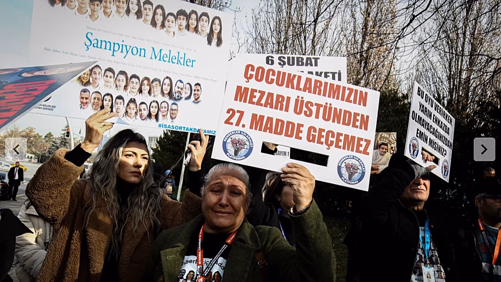 6 Şubat’ta yakınlarını kaybeden aileler yeni yargı paketine karşı TBMM önünde nöbette