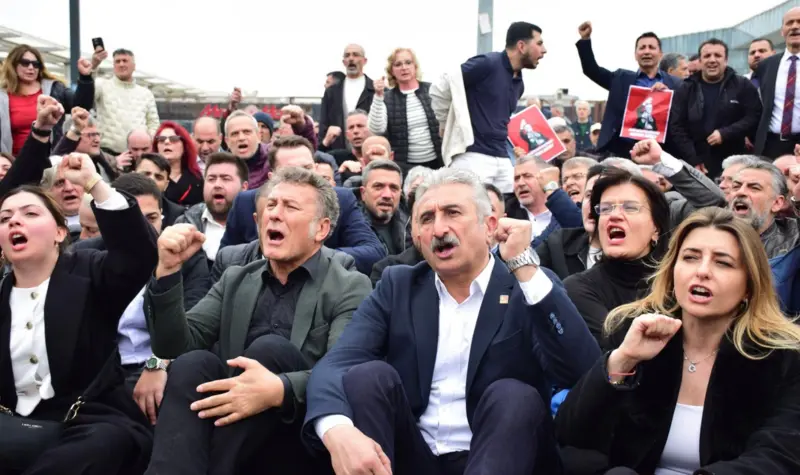 Bursa belediyesi AKP’ye geçti, polis CHP yürüyüşüne gazla müdahale etti