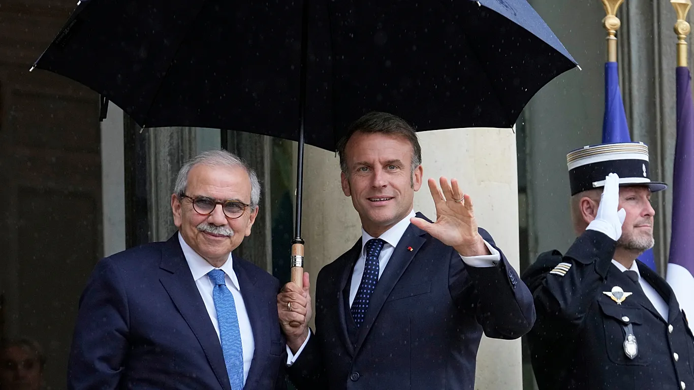 Macron, Paris’te Lübnan Başbakanı Selam’ı ağırlıyor