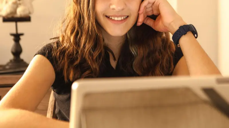 On beş yaş altına sosyal medya yasağı getirildi, doğum izni süresi uzatıldı