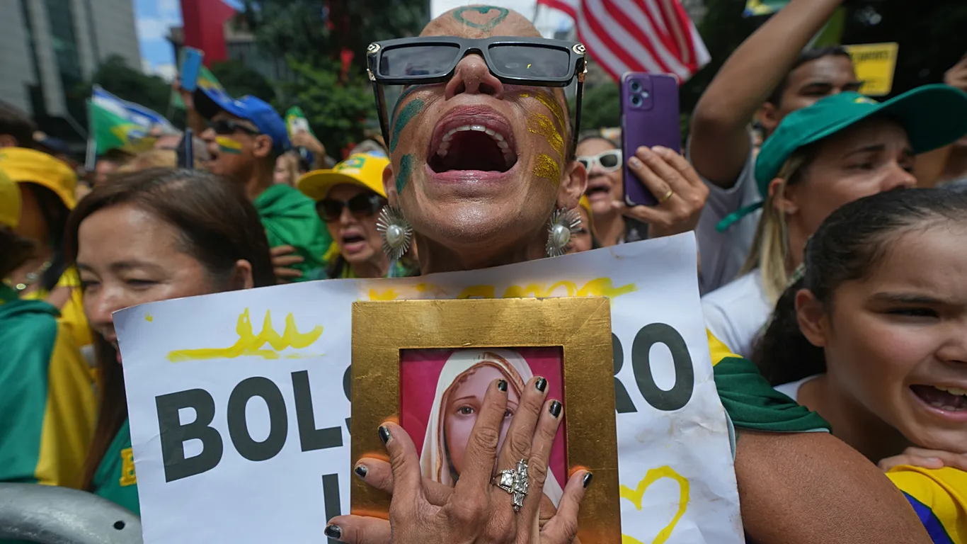 Brezilya’da kongre, Bolsonaro’nun 27 yıllık hapis cezasını azaltan yasayı onayladı