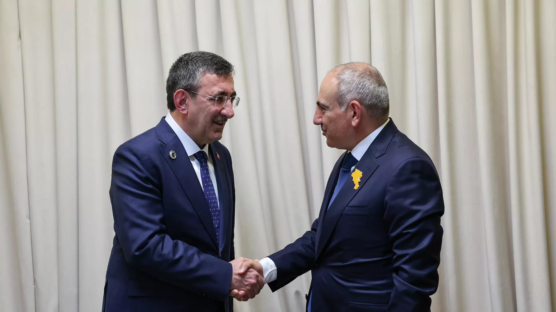 Yılmaz, Paşinyan ile görüştü: Türkiye-Ermenistan Ani köprüsü için imza attı