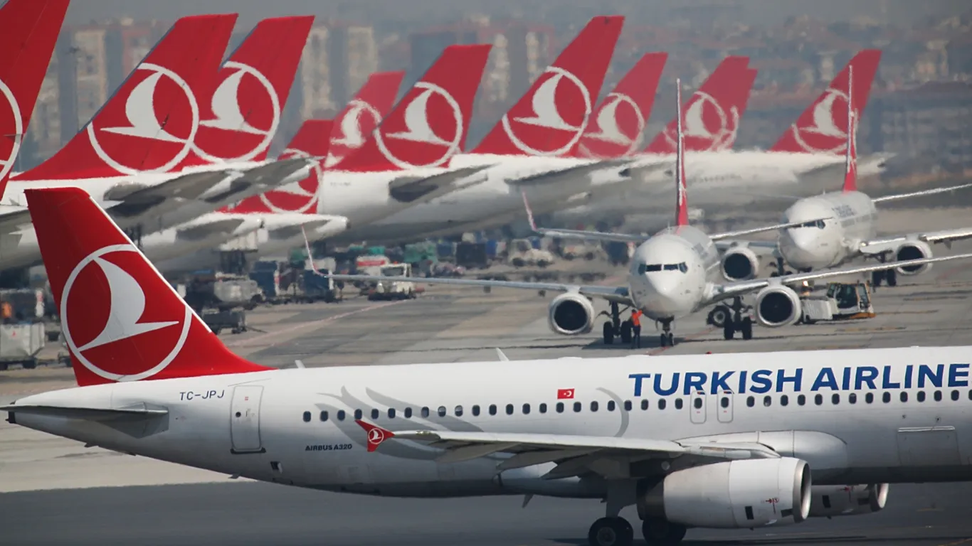 Havayolları, jet yakıtı krizi nedeniyle mayısta 13.000 uçuş ve 2 milyon koltuk iptal etti