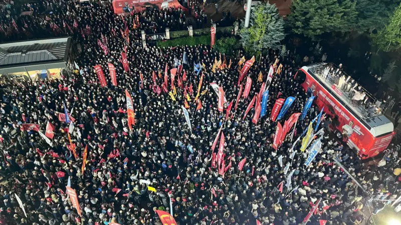 Özgür Özel: ‘Önce kurultayı, sonra seçim sandığını kurtaracağız’