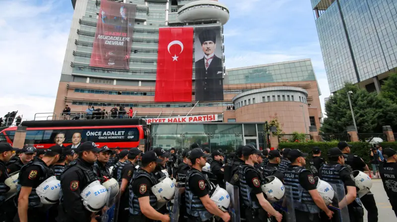 CHP Genel Merkezi’ne çevik kuvvet ekipleri girdi, Özgür Özel binadan ayrılarak TBMM’ye yürüyüşe geçti