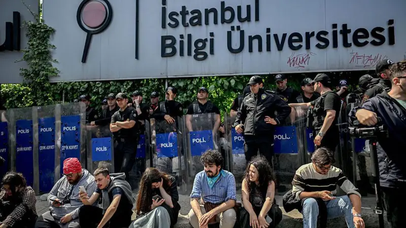 Kapatılan Bilgi Üniversitesi üç gün sonra tekrar açıldı