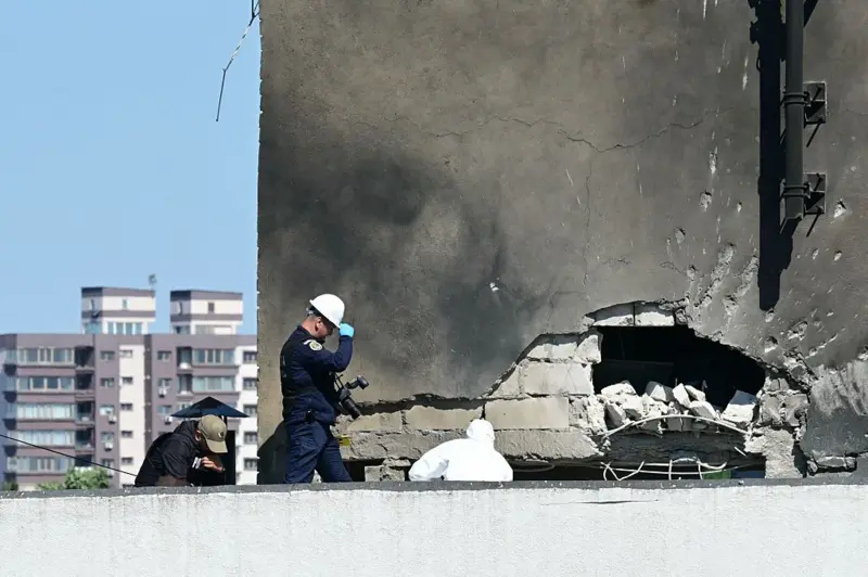 Romanya’da bir apartmana Rus İHA’sı isabet etti: AB ‘bir sınır daha aşıldı’ dedi