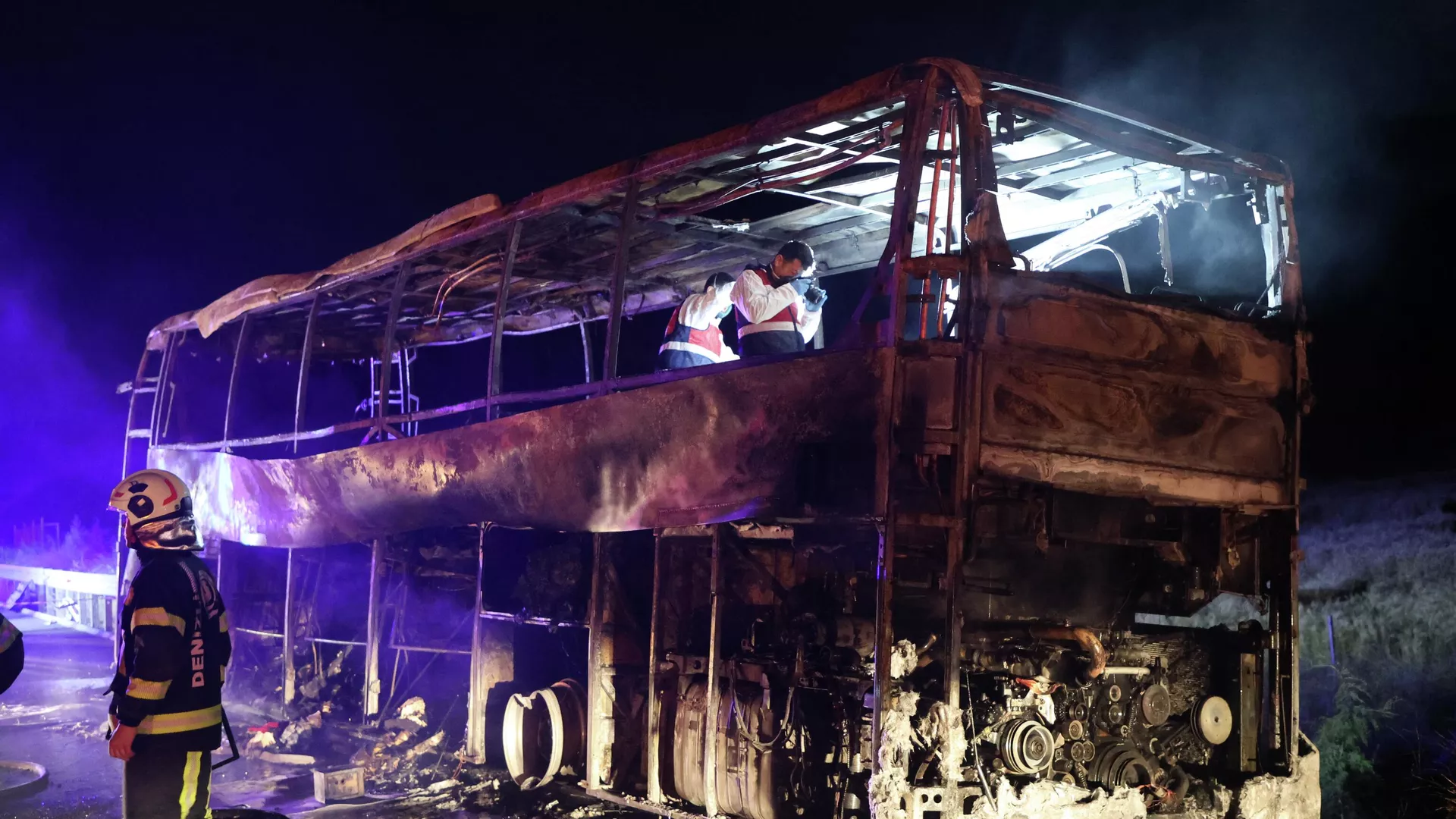 Denizli’nin Sarayköy ilçesinde facia: Bariyere çarpıp yanan otobüste biri bebek 8 ölü, 33 yaralı