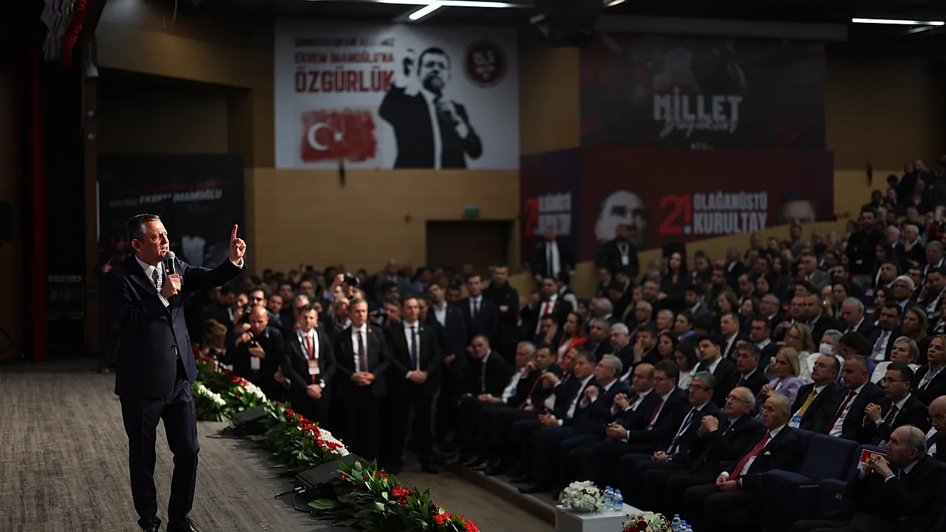 Özgür Özel ve ekibi, kurultaya gitme amacıyla CHP Parti Meclisi’nden istifa etti