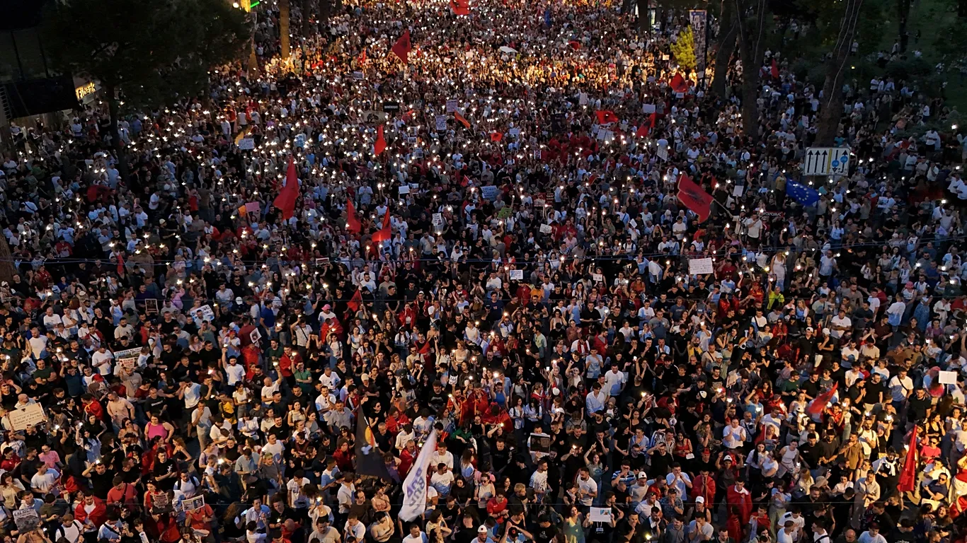 Arnavutluk’ta binlerce kişi sokakta: Protestocular Başbakan Rama’nın istifasını istiyor
