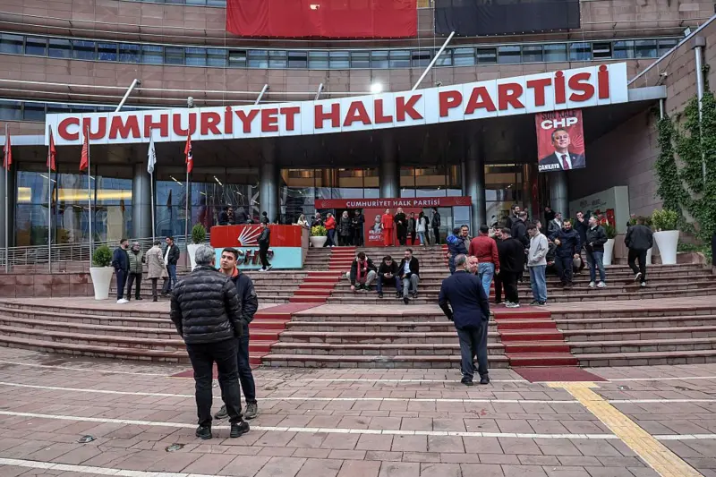 CHP’de kritik gün: Olağanüstü kurultay imzaları sunuldu, Özel ‘CHP’nin kalbini vermeyiz’ dedi