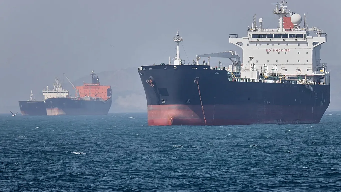 Anlaşma öncesi kritik adım: İran tankerleri Hürmüz Boğazı’ndan geçti