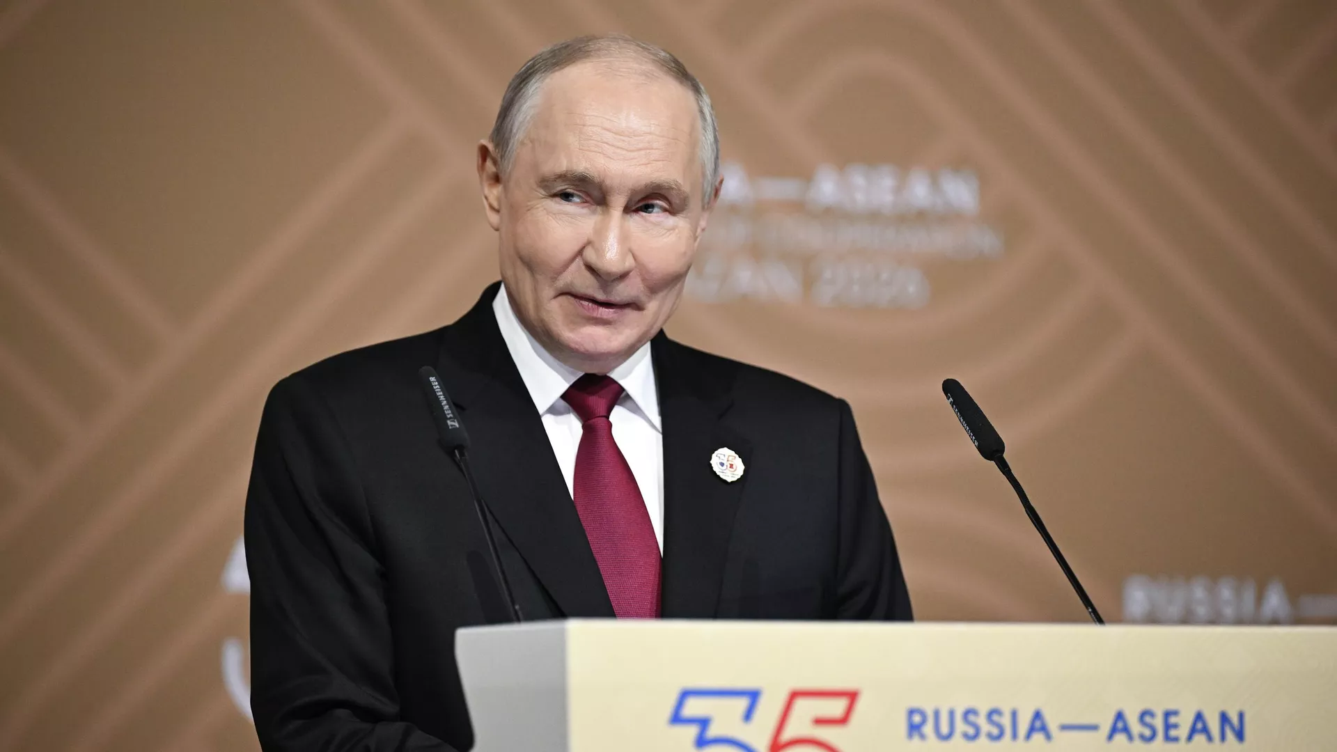 Putin: Rusya ve ASEAN, adil bir çok kutuplu dünya düzeni oluşturma fikrine bağlı
