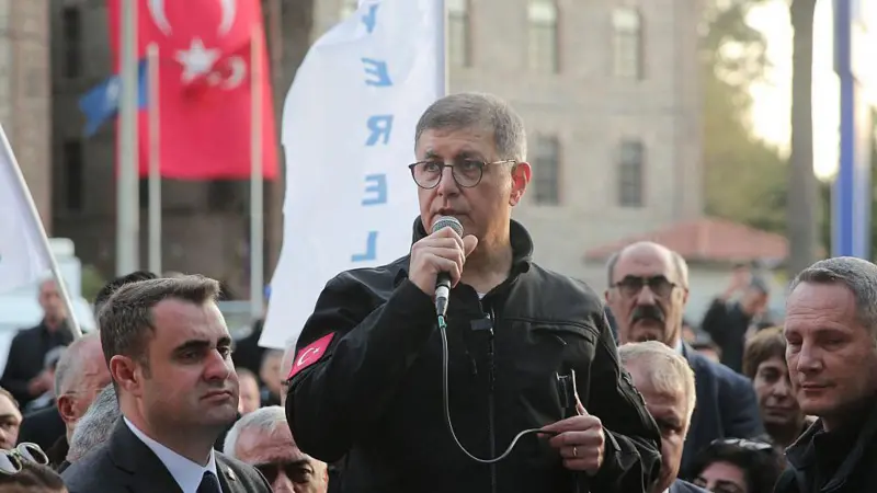 İzmir Büyükşehir Belediye Başkanı Cemil Tugay CHP’den istifa etti