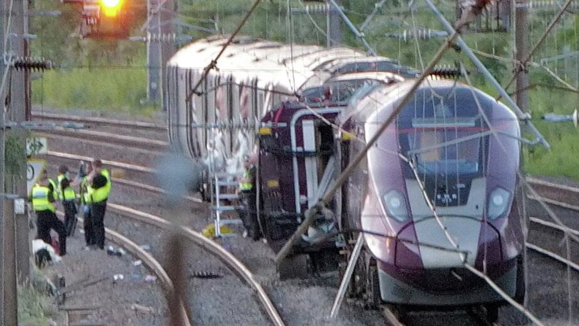 İngiltere’de iki tren çarpıştı: 1 ölü, 33’ü ağır 89 yaralı