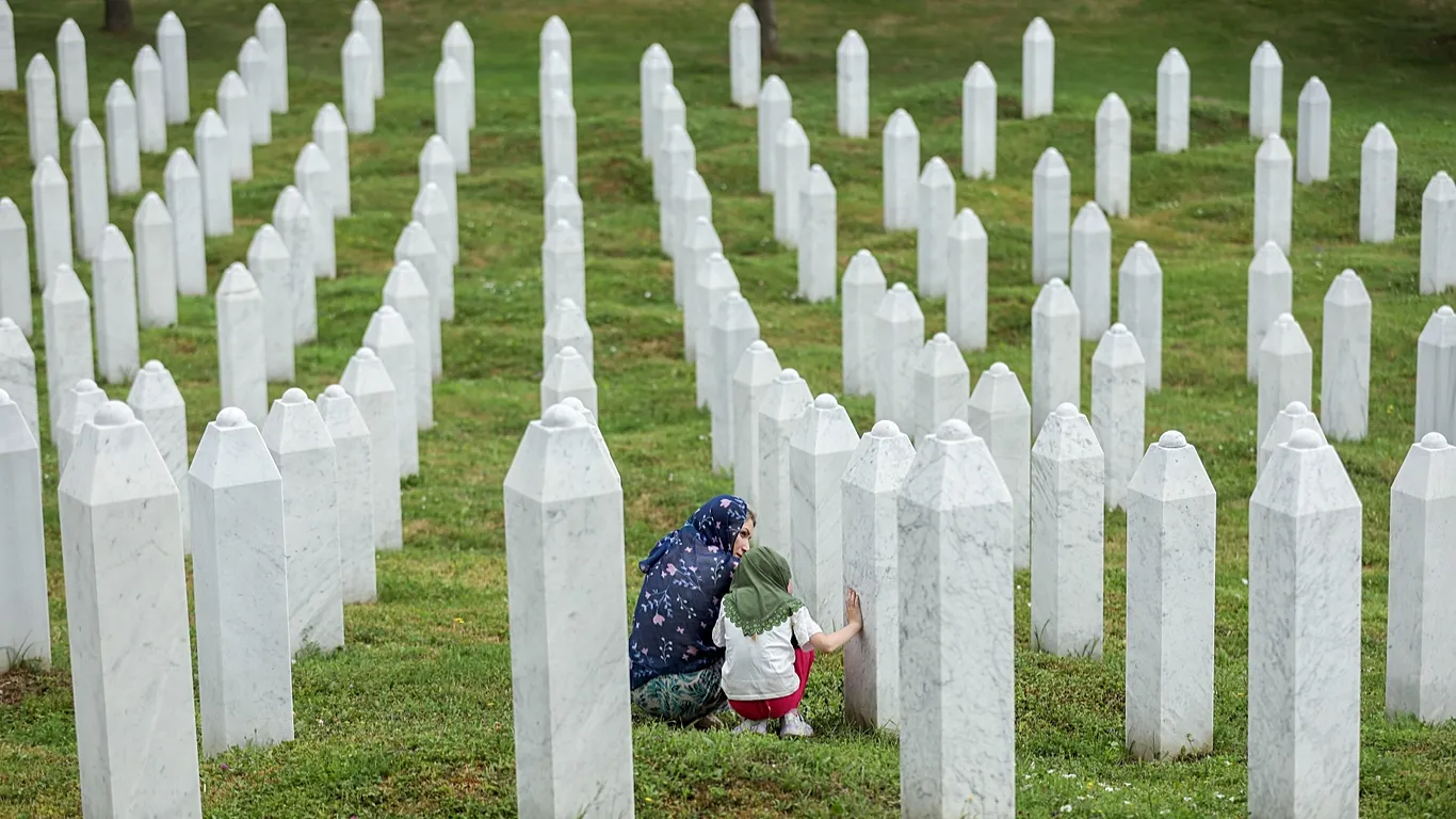Bosna’da Srebrenitsa soykırımı kurbanları için barış yürüyüşü başladı