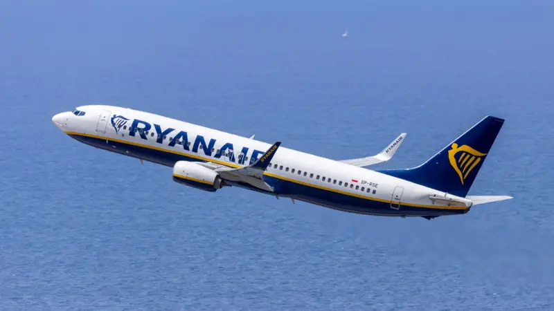 Ryanair uçağında pencere yerinden çıktı, bir adam bacaklarından çekilerek kurtarıldı