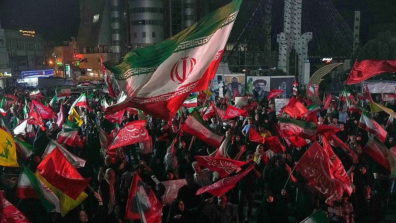 ABD İran’a yönelik saldırılarını yedinci gece de sürdürdü, İran ABD üslerini hedef aldı