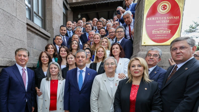 Özgür Özel Yeni Parti Genel Başkanı seçildi
