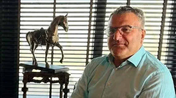 Cem Küçük ‘halkı yanıltıcı bilgiyi alenen yayma’ suçlamasıyla tutuklandı