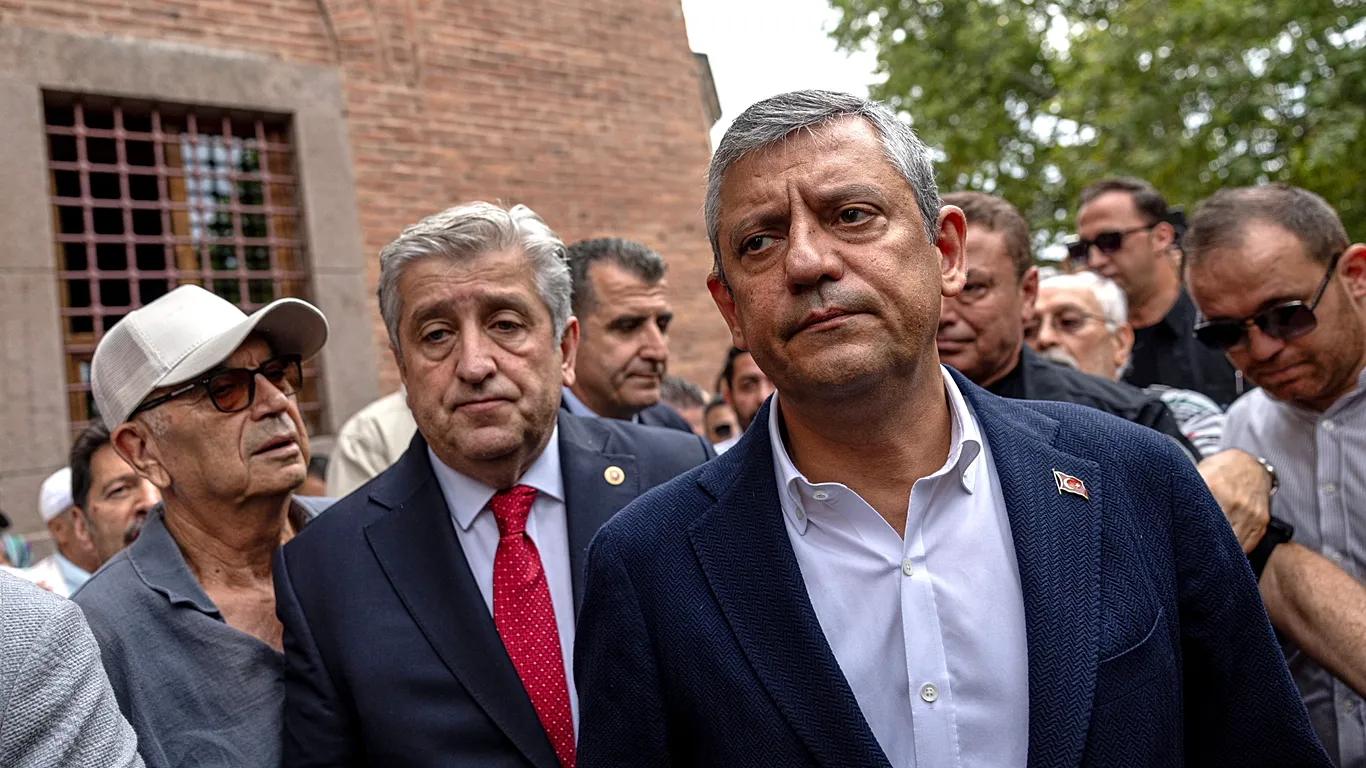 Özel ve Ağbaba hakkında ‘zincirleme rüşvet’ fezlekesi