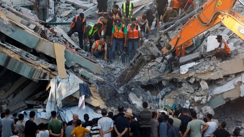 Gazze’de hasarlı binanın çökmesi sonucu beşi çocuk en az 20 kişi öldü