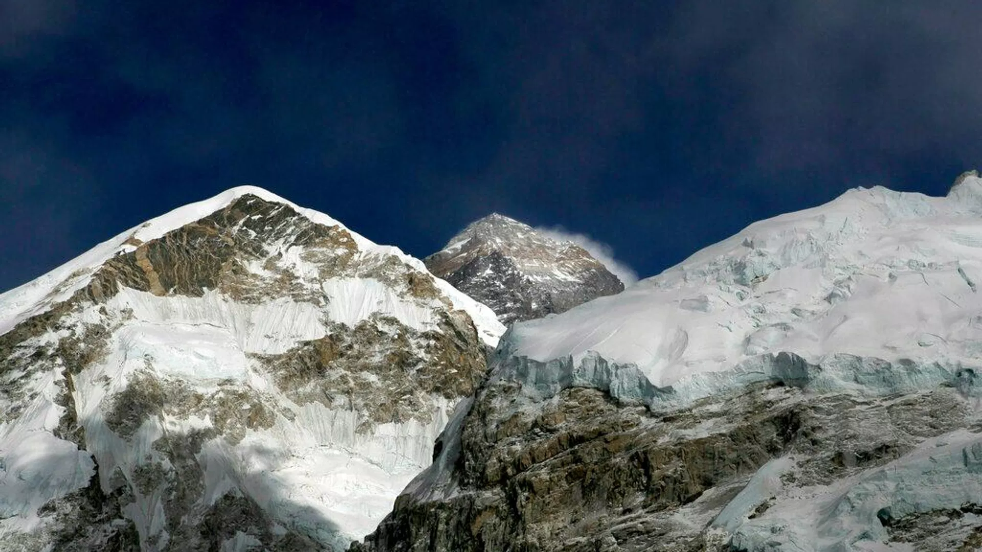 Nepal’de buzullardaki erime devam ediyor: Çığ düşmesi sonucu 10 kişi kayboldu