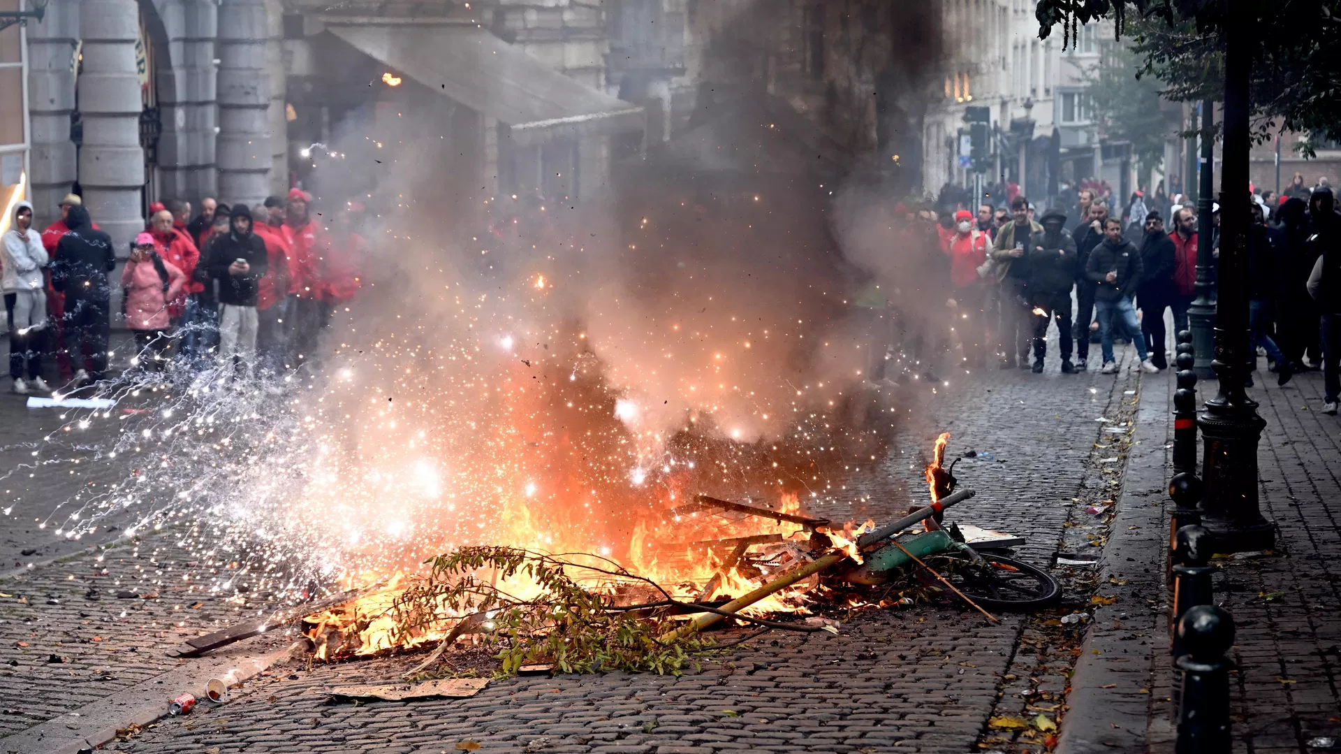 Brüksel’de hükümet karşıtı protestolar: Polis ve protestocular arasında çatışma çıktı