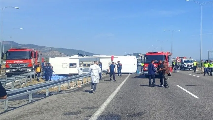 Manisa’da çekici ve tur otobüsü çarpıştı: 11 kişi yaşamını yitirdi, 27 kişi yaralandı