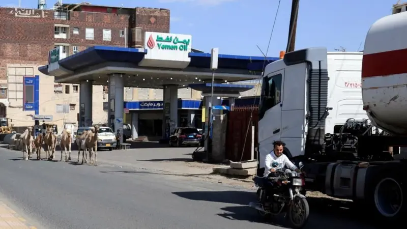 Suudi Arabistan Yemen’de akaryakıt deposunu vurdu; Riyad yakınlarında füze saldırısı engellendi