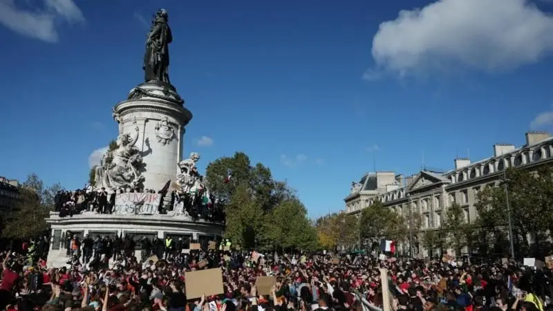 Fransa genelinde protestolar başladı: Paris’te onlarca gözaltı