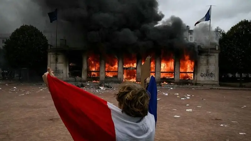 Paris’te ve Fransa genelinde protestocular polisle çatıştı