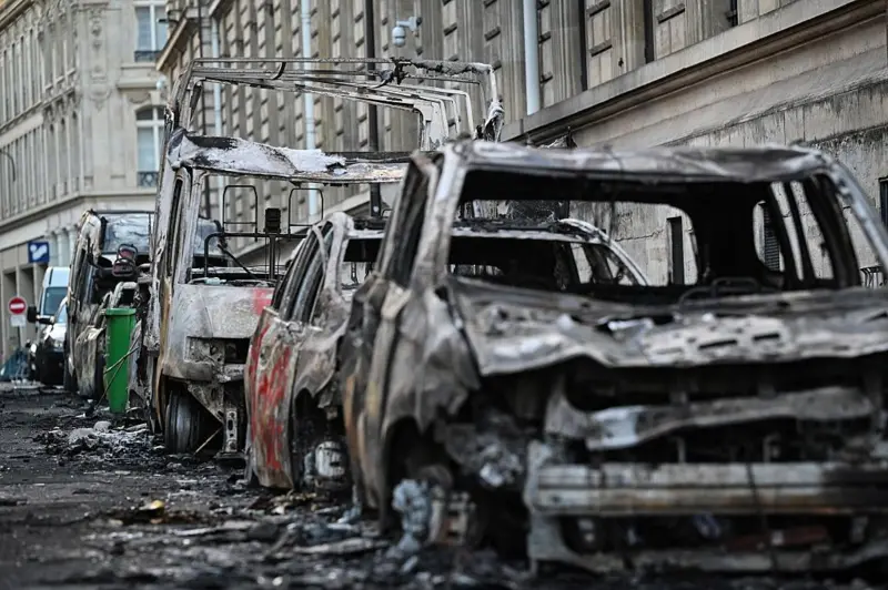 Fransa’da protestolar: Bin 800’den fazla gözaltı, binalar ateşe verildi
