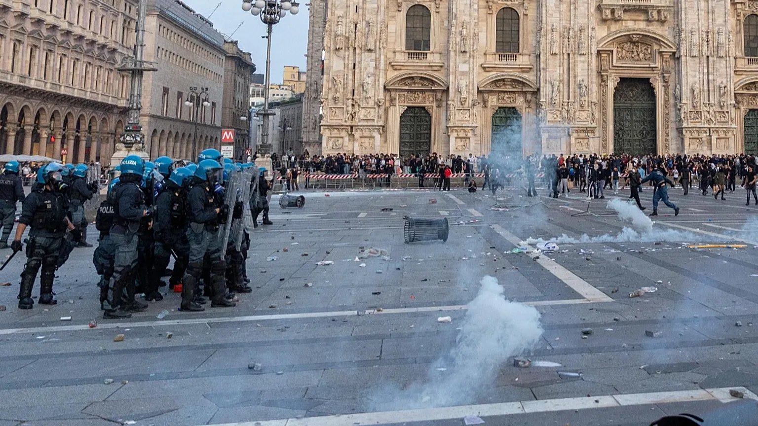 Milano’da protestoların ikinci günü: Polisle çatışma, kırılan vitrinler, yağmalanan mağazalar